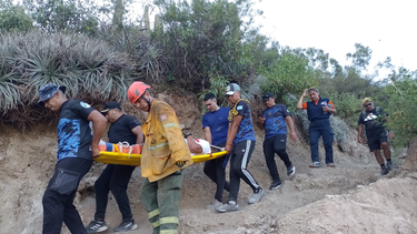 rescataron a una turista que se accidento en un cerro en belen