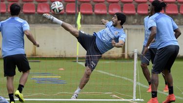 luis suarez practica y debutaria con inglaterra