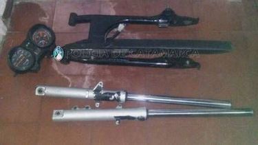 Intentaba vender unas motopartes robadas