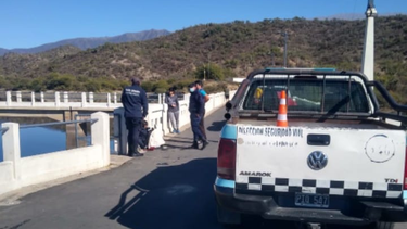 rescataron a una joven que cayo al agua en el jumeal