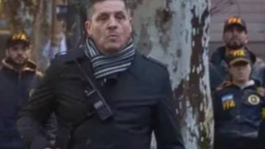 imagenes de un agente de civil armado durante la protesta generaron pedidos de explicaciones