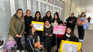 Las fanaticas de Abel Pintos ya hacen fila para ingresar al Escenario Mayor