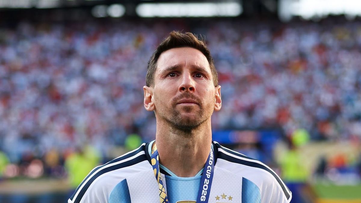 Lionel Messi se retiró ovacionado por los jugadores y el público