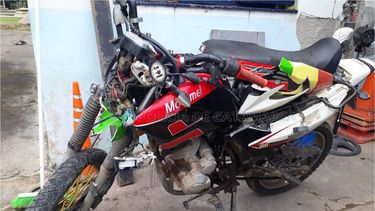 Un motociclista chocó contra un caballo en Paclín