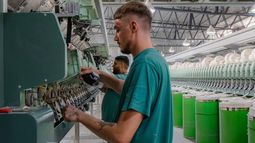 En Catamarca la producción textil se mantiene por encima de la media nacional, que hoy opera apenas al 24% de su capacidad instalada. En Catamarca la producción textil se mantiene por encima de la media nacional, que hoy opera apenas al 24% de su capacidad instalada.