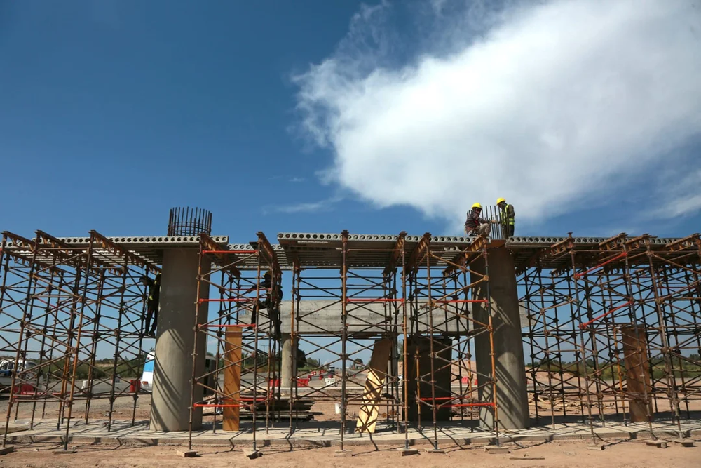 El freno a la obra pública se hizo sentir fuerte en el sector de la construcción.