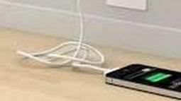 Quiso cargar su celular y recibió un fuerte descarga eléctrica