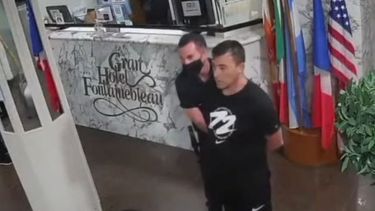 Video. La salida por la fuerza de Martínez de un hotel fue registrada.&nbsp;