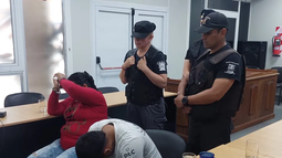 En el banquillo. Mónica Beatriz Murúa y su hijo Jorge Roberto Castro. En el banquillo. Mónica Beatriz Murúa y su hijo Jorge Roberto Castro.