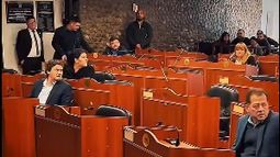 Pocos. Solo 10 diputados estuvieron sentados en sus bancas. 