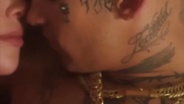 l-gante y wanda nara y protagonizan un videoclip desnudos en una cama