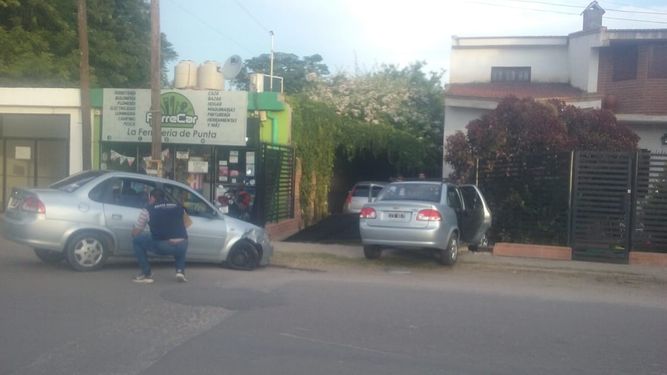 Corrían picadas y provocaron un grave choque contra una casa