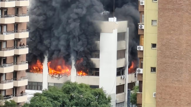 Córdoba: voraz incendio en el edificio de la obra social Apross