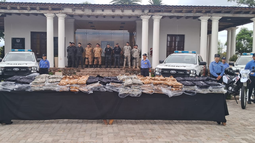 Entregaron móviles e indumentaria para policías