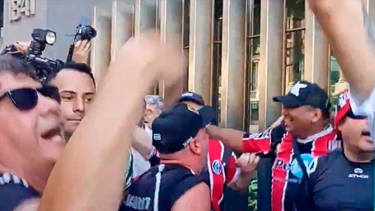 Videos: la hinchada de Chacarita se sumó a la marcha de los jubilados