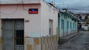 Intentó ingresar a un motel con una menor y al negarle la entrada, ambos agredieron a la empleada