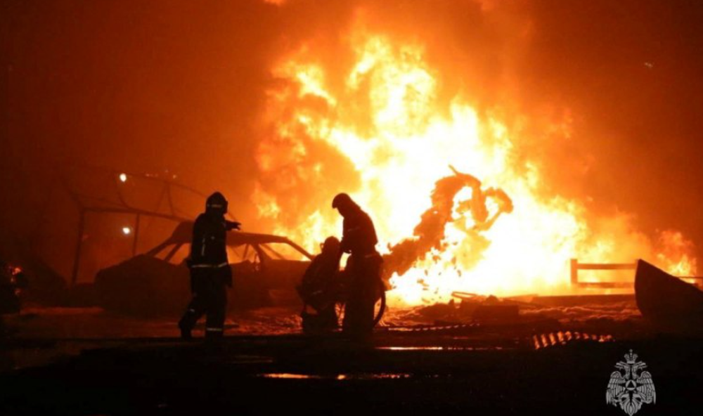 Bomberos trabajando en el lugar tras una explosión en una gasolinera en la ciudad de Majachkalá, Rusia.