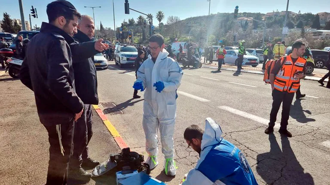 Jerusalén. Un terrorista estrelló contra una parada de autobús. Dos muertos y cinco heridos.