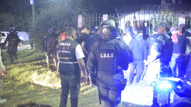 grupos especiales de la policia evitaron un enfrentamiento con armas blancas entre jovenes