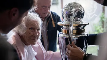 los jugadores de platense visitaron a la abuela fanatica del calamar