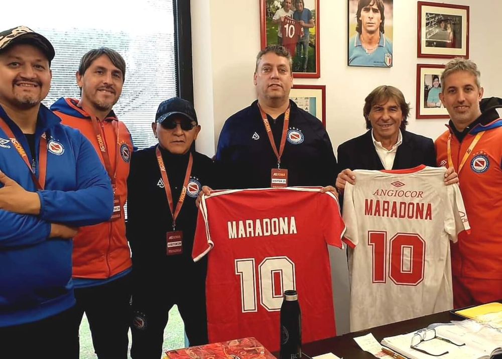 César Normando Cruz, dirigentes de Argentinos Jrs, Emilio Morales y Bruno Conti (con la casaca blanca).