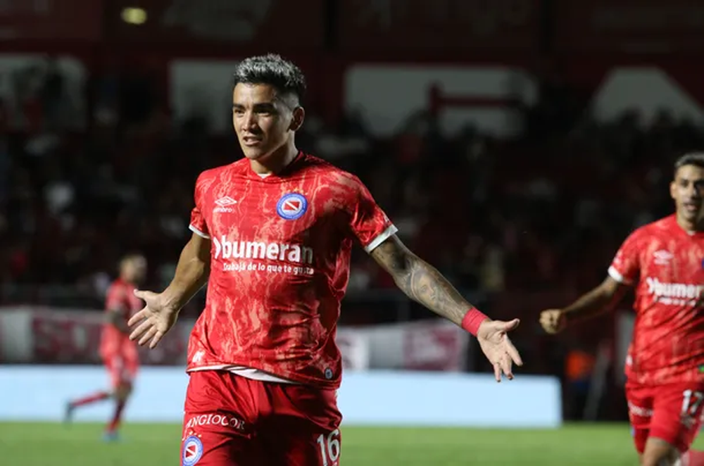 Argentinos venció a Racing por 1 a 0.