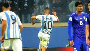 Momento del gol de Carboni para el 2-1 de Argentina