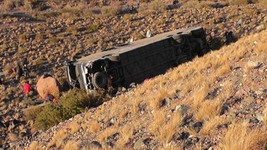 Tremendo: chofer se durmió, volcó y fallecieron una mujer y dos niños