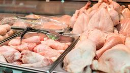 El pollo, la carne preferida por su bajo costo: La pata muslo es lo más económico