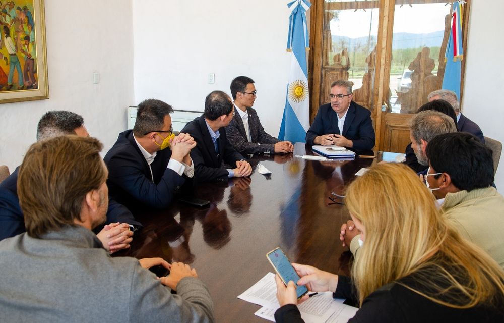 Jalil con empresarios. La oposición criticó la política minera