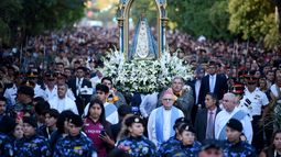 Veneración. 96 delegaciones de peregrinos, instituciones y organismos caminaron junto a la sagrada imagen.