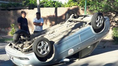 Remisero herido tras el vuelco de su automóvil
