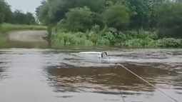 Una camioneta quedó atrapada por la crecida del río Sischa Una camioneta quedó atrapada por la crecida del río Sischa