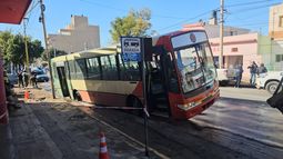 Cedió el pavimento y la rueda trasera de un colectivo quedó atascada