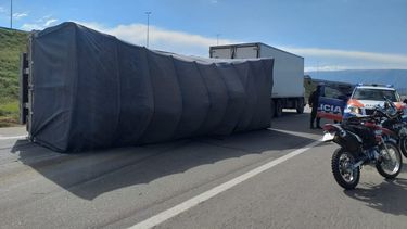 Volcó el acoplado de un camión en la Circunvalación