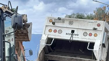 se hundio un camion recolector de basura en pozo el mistol