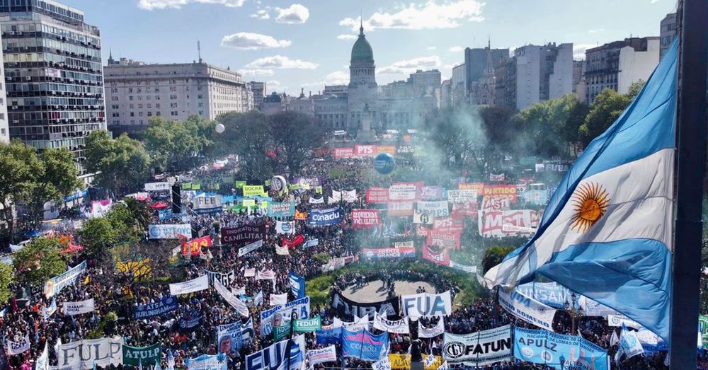 Sin salida. Entrampada en el laberinto judicial, la universidad pública sale por cuarta vez a la calle.