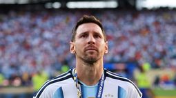 Lionel Messi se retiró ovacionado por los jugadores y el público Lionel Messi se retiró ovacionado por los jugadores y el público