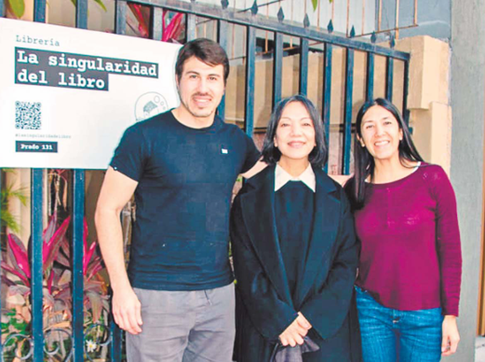 Kamiya. Junto a Brenda y Naím, dueños de la librería.