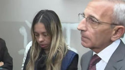 El abogado Carlos Nayi junto a Melisa Heredia, madre de la joven desaparecida.
