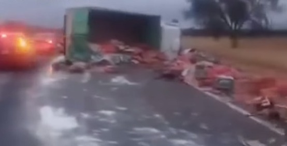 Comerciante catamarqueño pidió ayuda tras perder toda la carga de verduras en un vuelco en La Rioja
