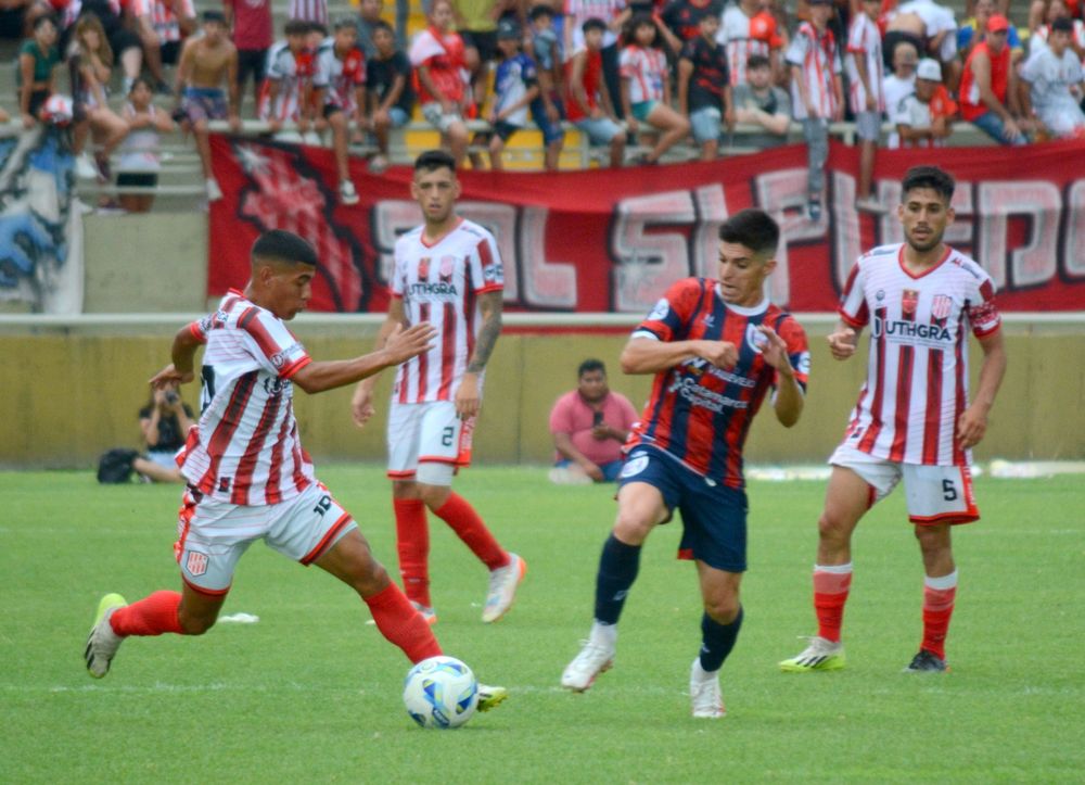 Iguales. El pase a las semifinales entre los clásicos rivales capitalinos se definirá el próximo jueves.