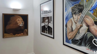 milei armo una galeria en olivos con retratos de si mismo y las redes no lo perdonaron