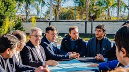 Diálogo. El gobernador Raúl Jalil le transmitió a los intendentes que dispondrían de la asistencia.