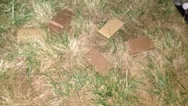 Por evitar un control policial, volcó y se le desparramaron 50 kilos de marihuana
