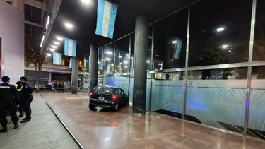 relatos salvajes: subio con su auto a la peatonal e impacto contra el banco nacion