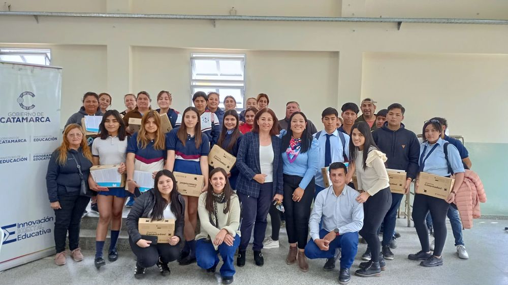Educación entregó computadoras a alumnos de Bañado de Ovanta 1.jpeg