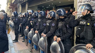 la policia federal impidio el ingreso de trabajadores en la universidad de madres de plaza de mayo
