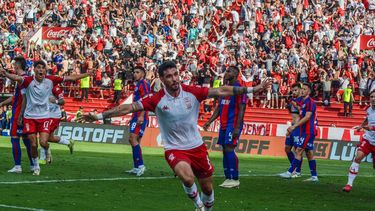 Huracán se impuso por 2 a 0 y se quedó con el clásico
