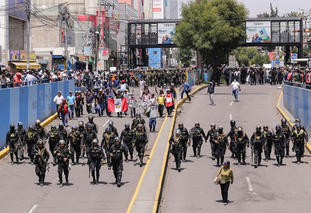 Protestas. La caída de Castillo y la asunción de su vice, Boluarte, generaron violentas refriegas.